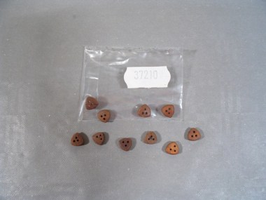 37210/MANTUA/Cap de mouton triangulaire en noyer 7 mm(10 pièces)