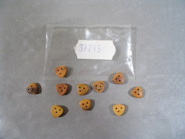 37213/MANTUA/Cap de mouton triangulaire en buis 7 mm(10 pièces)